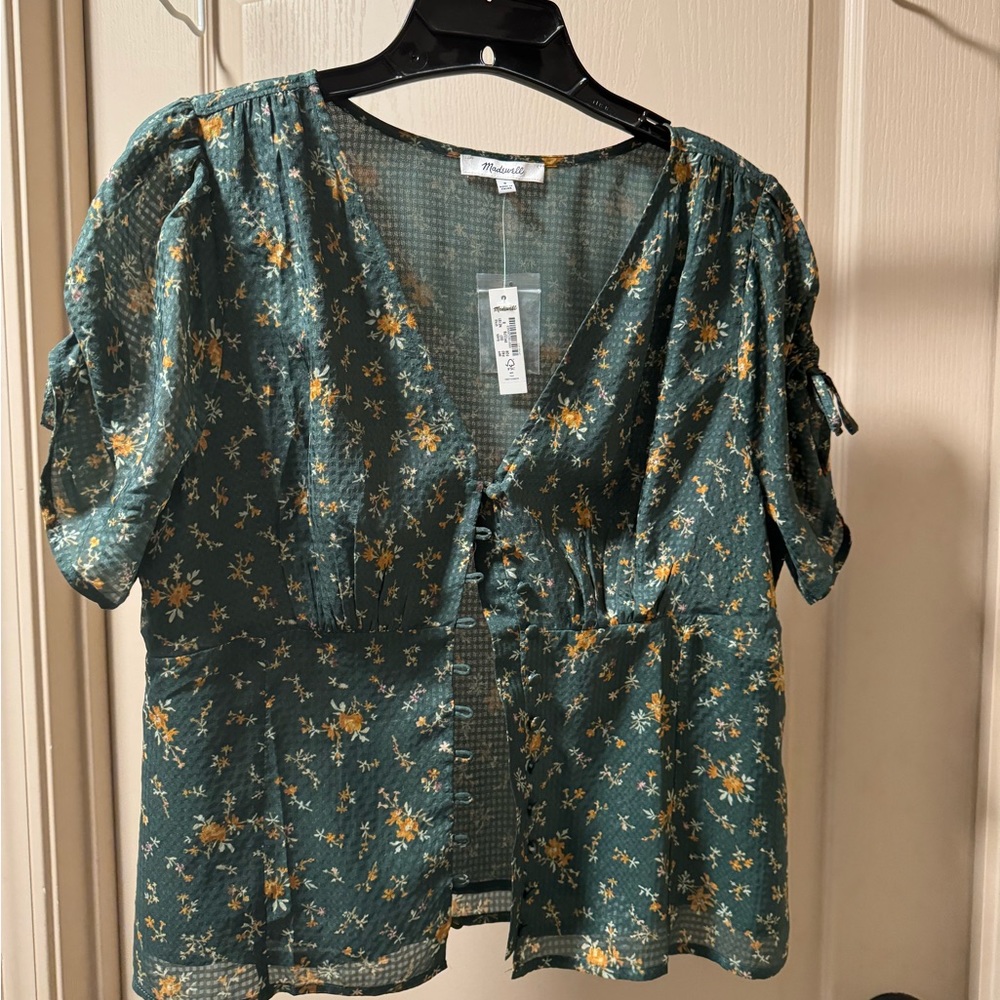 Madewell blouse just in time for spring weather. New with tags & extra button.
